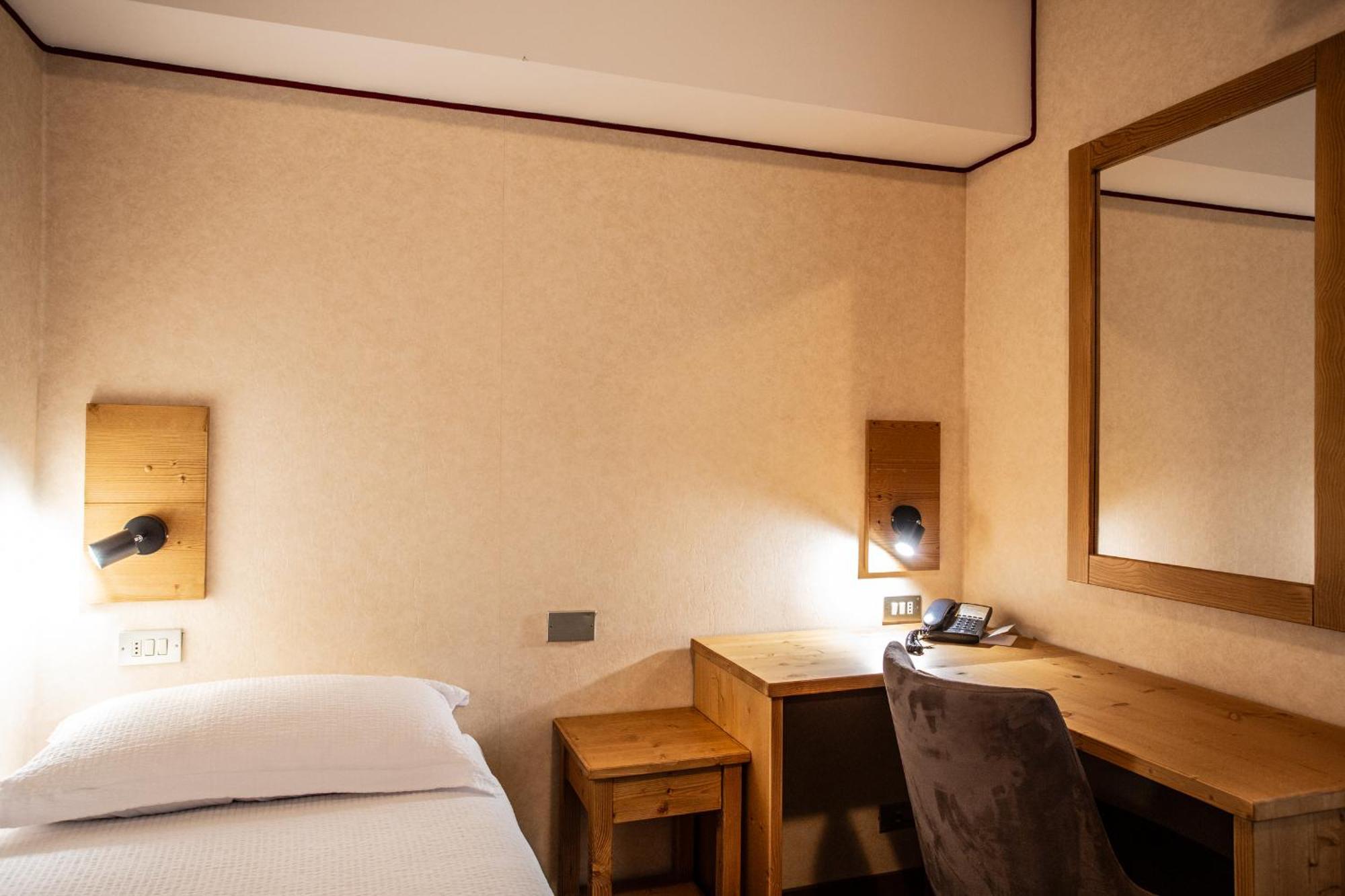 Hotel Bijou วัลตูร์นอนช์ ภายนอก รูปภาพ